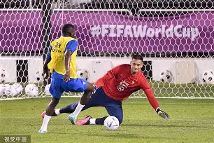 开云中国-北京一球迷比赛中冲入球场拥抱梅西